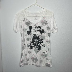 Disneyland Resort Sheer White Mickey & Minnie  Hugging Tshirt size M
